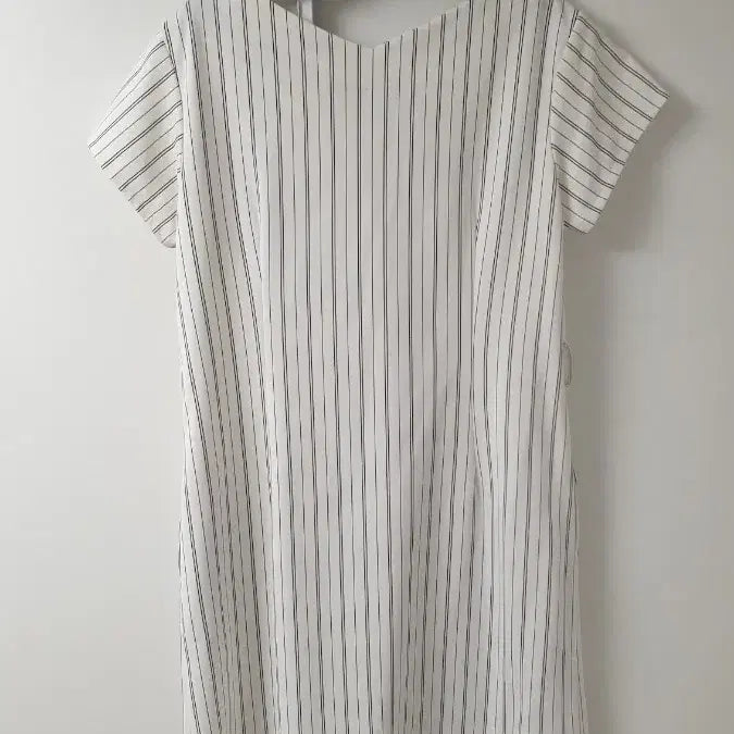 [BUNJANG] White Vertical Stripe V-Neck Daily Dress / 원피스(실착샷)