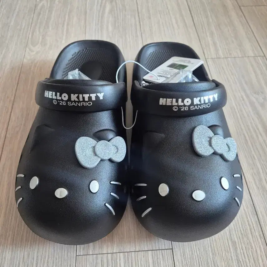 [SOLD OUT] 산리오 헬로키티 블랙 크록스모양 250