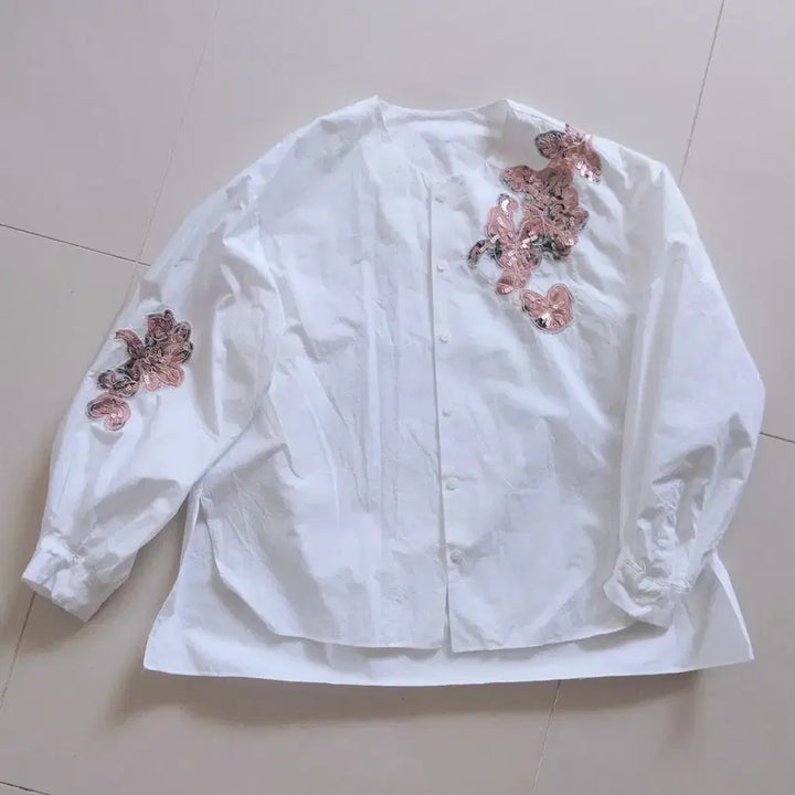 [BUNJANG] White Embroidered Bead Blouse / 화이트 자수비즈 블라우스 (새상품)