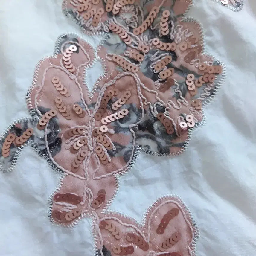 [BUNJANG] White Embroidered Bead Blouse / 화이트 자수비즈 블라우스 (새상품)