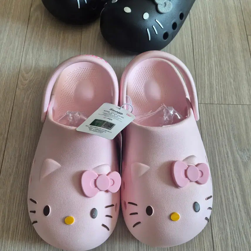 [SOLD OUT] 산리오 헬로키티 크록스모양 슬리퍼 샌들 핑크 250