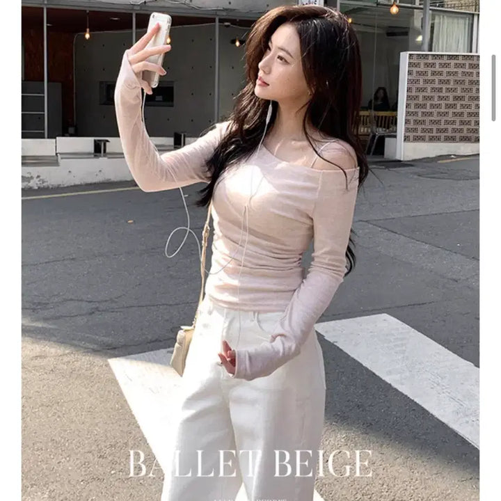 [BUNJANG] FABBIE Rina One-Shoulder Shirring T-Shirt Ivory / 퍼빗 리나 언발 오프숄더 셔링티 아이보리 새상품