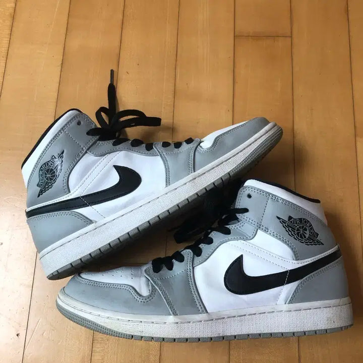 [BUNJANG] Nike Air Jordan 1 Mid Smoke Grey Sneakers / 나이키 에어 조던 1 미드 회색/흰색 스모크 그레이