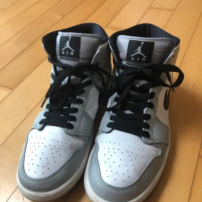 [BUNJANG] Nike Air Jordan 1 Mid Smoke Grey Sneakers / 나이키 에어 조던 1 미드 회색/흰색 스모크 그레이