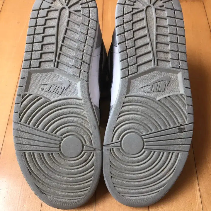 [BUNJANG] Nike Air Jordan 1 Mid Smoke Grey Sneakers / 나이키 에어 조던 1 미드 회색/흰색 스모크 그레이