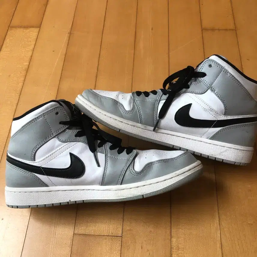 [BUNJANG] Nike Air Jordan 1 Mid Smoke Grey Sneakers / 나이키 에어 조던 1 미드 회색/흰색 스모크 그레이