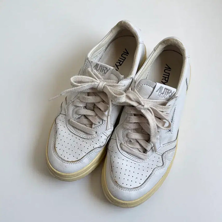 [BUNJANG] Autry Medalist White Sneakers (Size 39) / 오트리 화이트 스니커즈 39