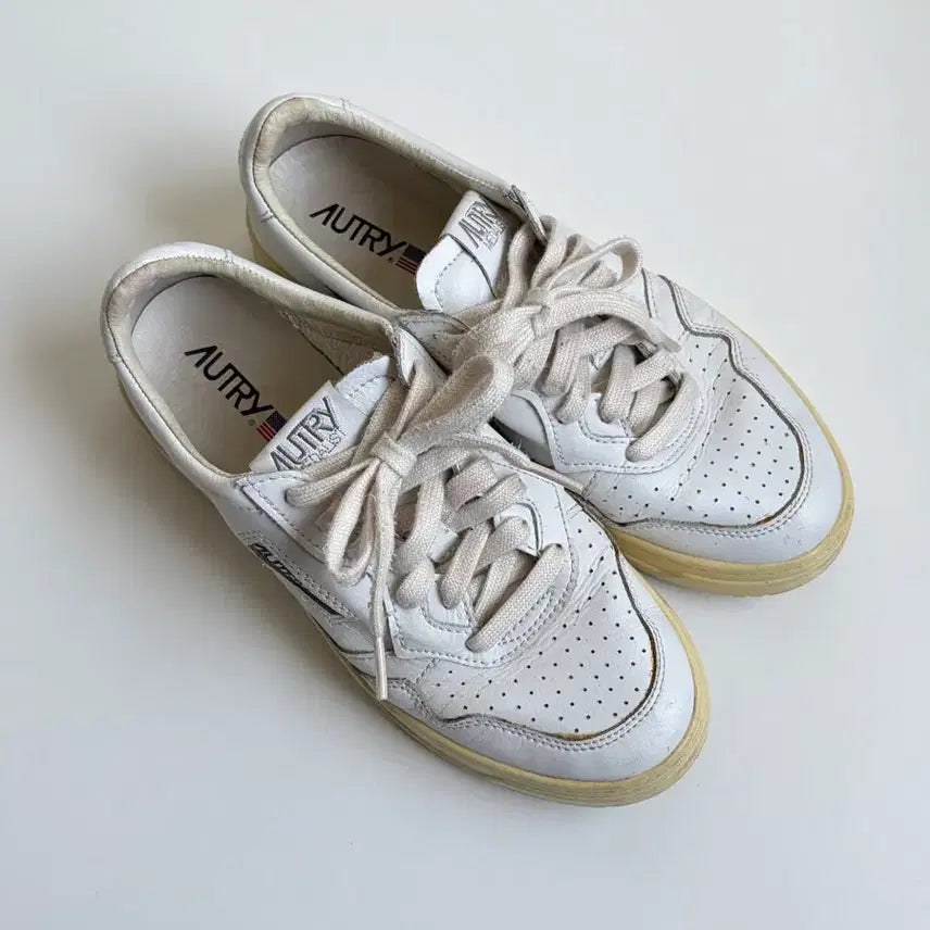 [BUNJANG] Autry Medalist White Sneakers (Size 39) / 오트리 화이트 스니커즈 39