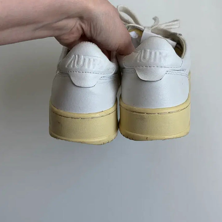 [BUNJANG] Autry Medalist White Sneakers (Size 39) / 오트리 화이트 스니커즈 39