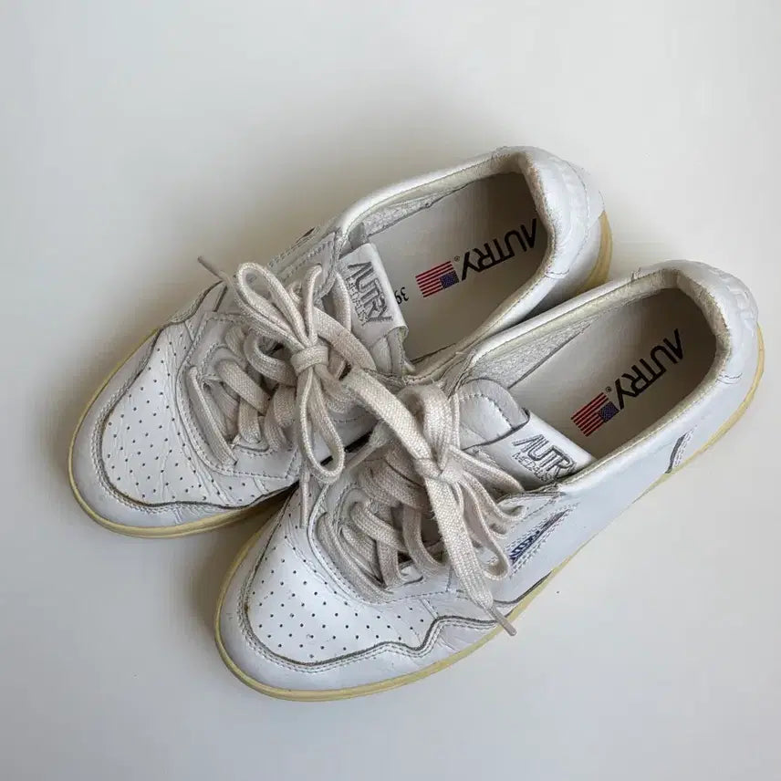 [BUNJANG] Autry Medalist White Sneakers (Size 39) / 오트리 화이트 스니커즈 39