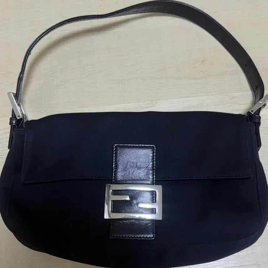 [BUNJANG] Fendi Vintage Baguette Nylon Shoulder Bag / 펜디 빈티지 바게트 나일론 숄더백