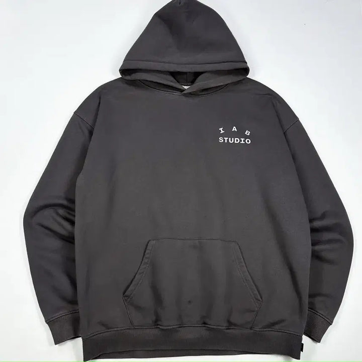 [SOLD OUT] 아이앱스튜디오 백로고 차콜 후드티 (XXL)