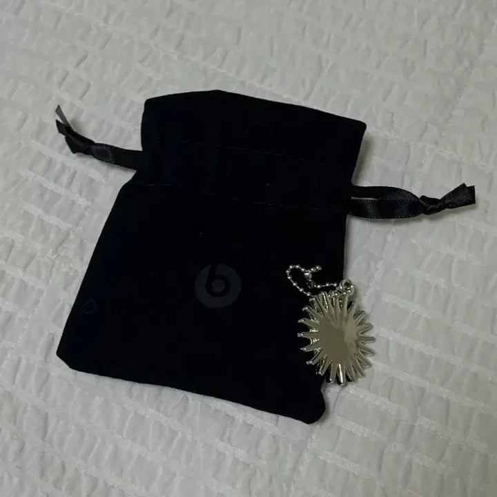 [BUNJANG] Blackpink Jennie Beats Onyx Black Keyring Charm + Pouch / 블랙핑크 제니 비츠 팝업 키링 참 + 파우치