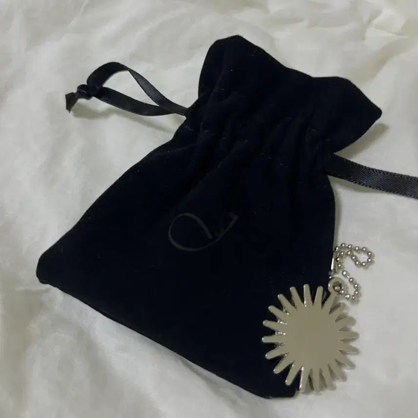 [BUNJANG] Blackpink Jennie Beats Onyx Black Keyring Charm + Pouch / 블랙핑크 제니 비츠 팝업 키링 참 + 파우치