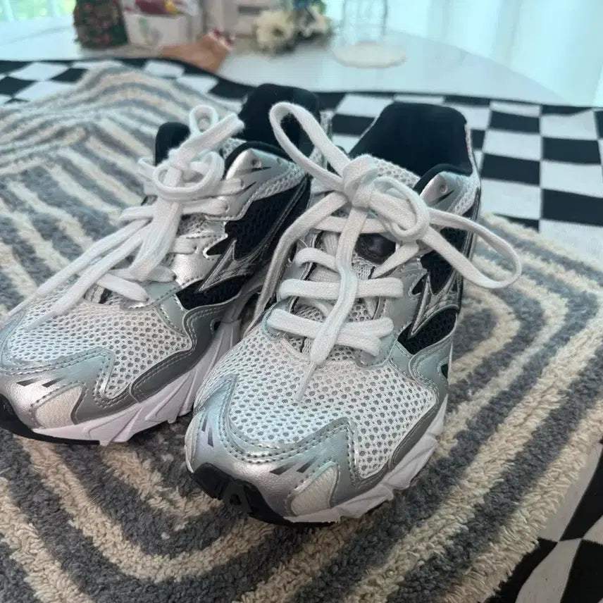 [BUNJANG] Mizuno Wave Rider 10 Sneakers / 미즈노 웨이브 라이더 10 운동화 런닝화 240(235실착)