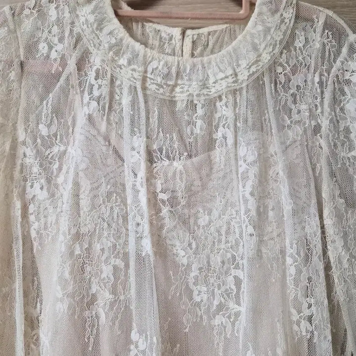 [BUNJANG] Reneybon Lace Blouse and Camisole Set / 레니본 나시세트 레이스블라우스