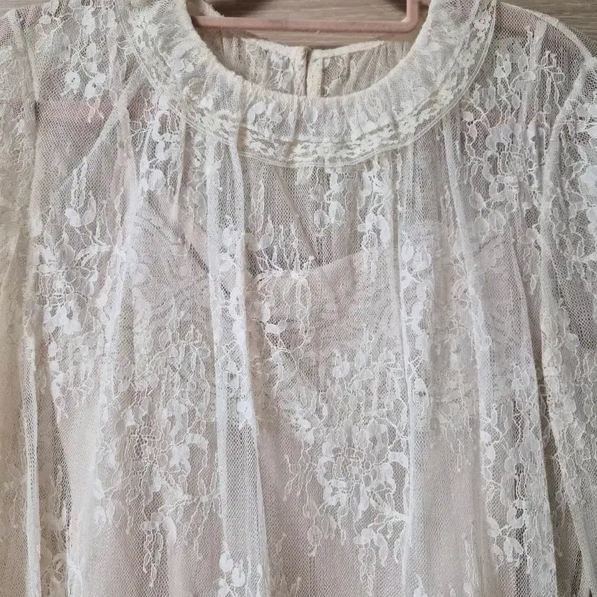 [BUNJANG] Reneybon Lace Blouse and Camisole Set / 레니본 나시세트 레이스블라우스