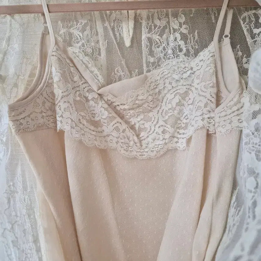 [BUNJANG] Reneybon Lace Blouse and Camisole Set / 레니본 나시세트 레이스블라우스