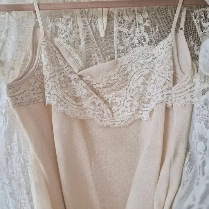 [BUNJANG] Reneybon Lace Blouse and Camisole Set / 레니본 나시세트 레이스블라우스