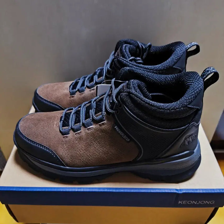 [SOLD OUT] (새상품)남성 255사이즈 등산화 트레킹화 프로월드컵 운동화