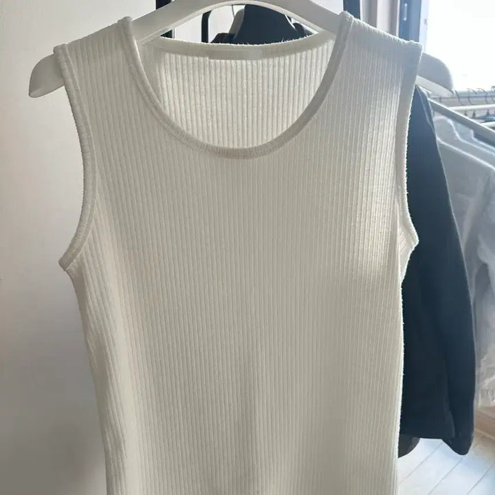[BUNJANG] Divein Sleeveless White Top / 다이브인 슬리브리스 화이트 2사이즈