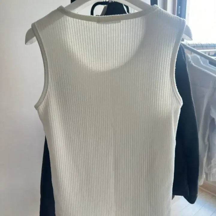 [BUNJANG] Divein Sleeveless White Top / 다이브인 슬리브리스 화이트 2사이즈