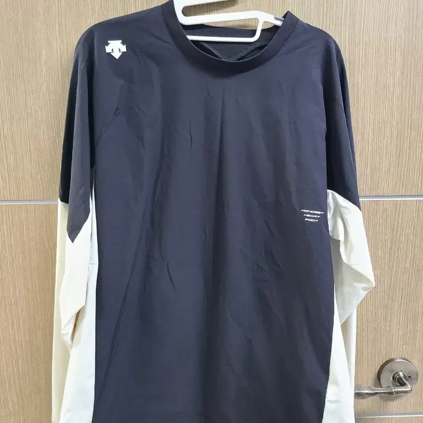 [BUNJANG] Descente Black/Ivory Color Block Windbreaker Long Sleeve T-Shirt / 데상트 블랙/아이보리 배색 긴팔 바람막이 티셔츠
