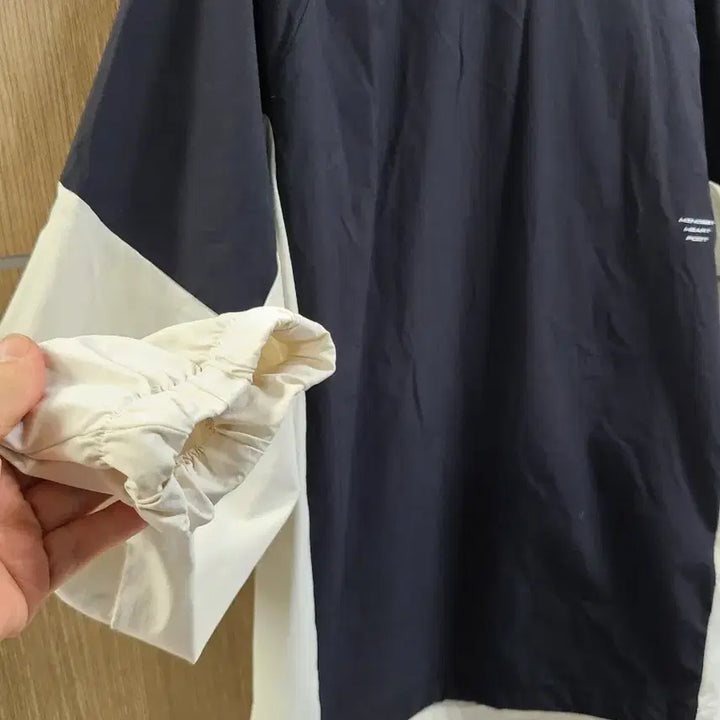 [BUNJANG] Descente Black/Ivory Color Block Windbreaker Long Sleeve T-Shirt / 데상트 블랙/아이보리 배색 긴팔 바람막이 티셔츠