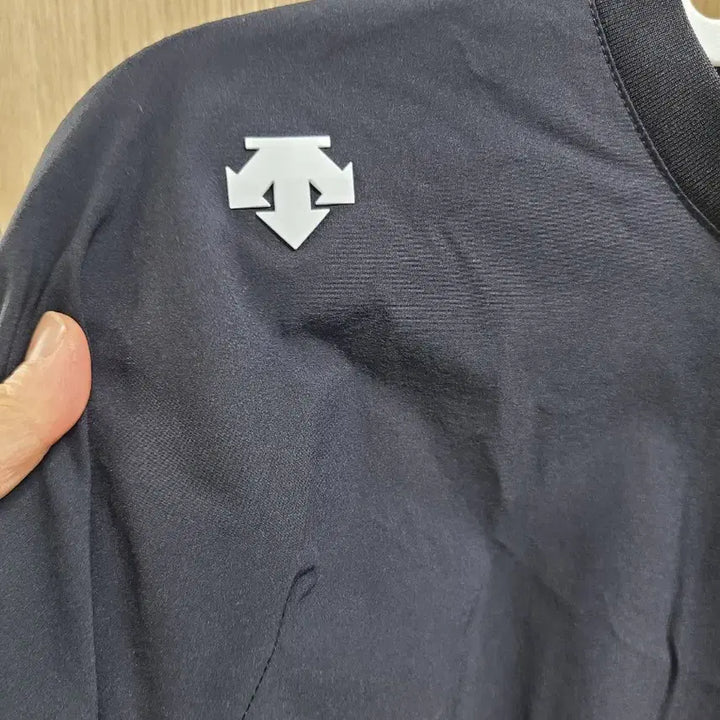 [BUNJANG] Descente Black/Ivory Color Block Windbreaker Long Sleeve T-Shirt / 데상트 블랙/아이보리 배색 긴팔 바람막이 티셔츠