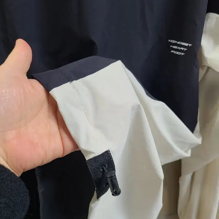 [BUNJANG] Descente Black/Ivory Color Block Windbreaker Long Sleeve T-Shirt / 데상트 블랙/아이보리 배색 긴팔 바람막이 티셔츠