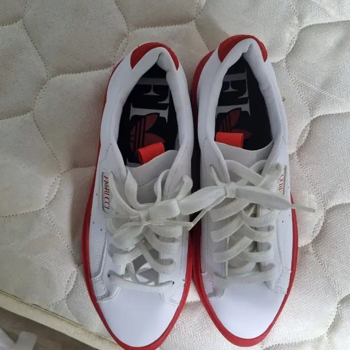 [SOLD OUT] 아디다스 x 피오루치 슬림 트레이너 화이트/레드
