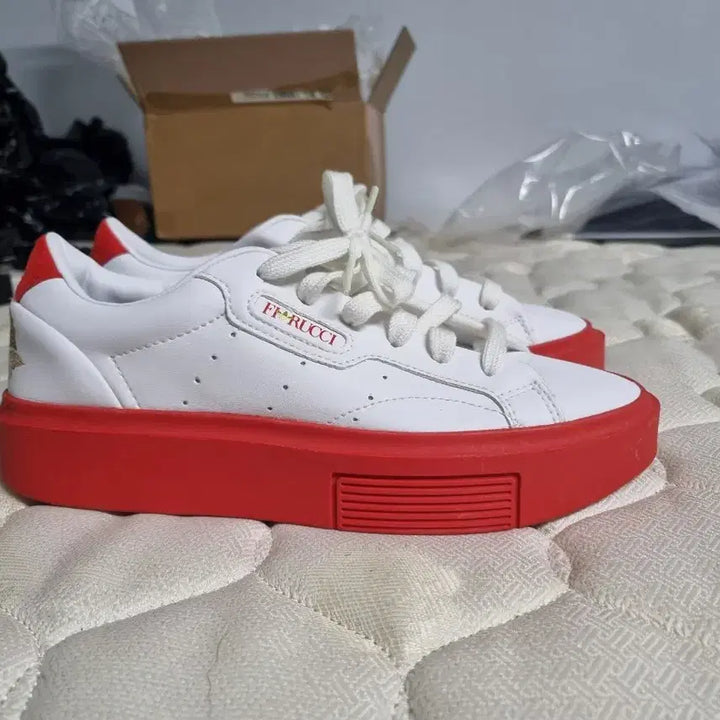 [SOLD OUT] 아디다스 x 피오루치 슬림 트레이너 화이트/레드