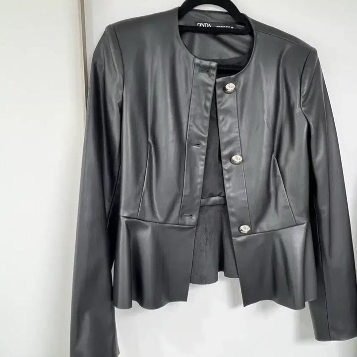 [SOLD OUT] ZARA 블랙 페플럼 레더 자켓 xs