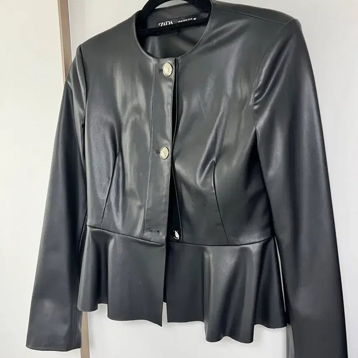 [SOLD OUT] ZARA 블랙 페플럼 레더 자켓 xs