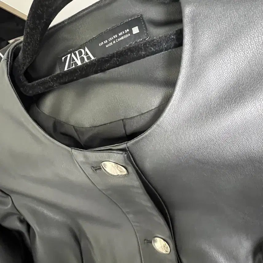 [SOLD OUT] ZARA 블랙 페플럼 레더 자켓 xs