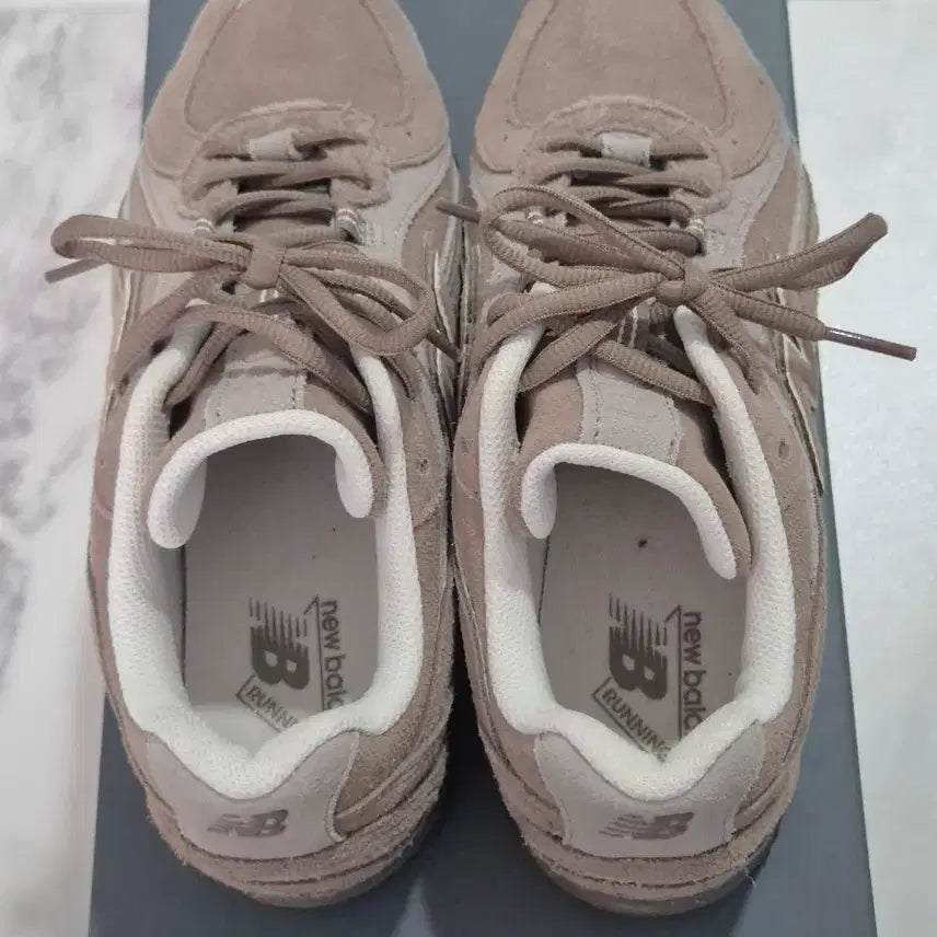 [BUNJANG] New Balance 204L Suede Mushroom Arid Stone Sneakers / 뉴발란스 204L 스웨이드 머쉬룸 애리드 스톤 U204LMMA 240