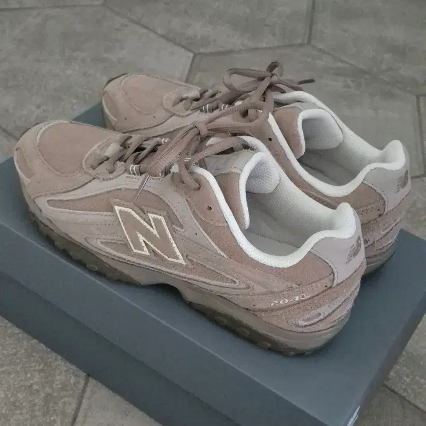[BUNJANG] New Balance 204L Suede Mushroom Arid Stone Sneakers / 뉴발란스 204L 스웨이드 머쉬룸 애리드 스톤 U204LMMA 240
