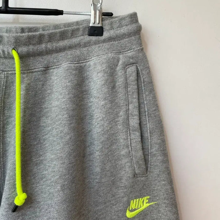 [BUNJANG] Nike Gray Sweatpants / 나이키 형광 스우시로고 그레이 팬츠 M