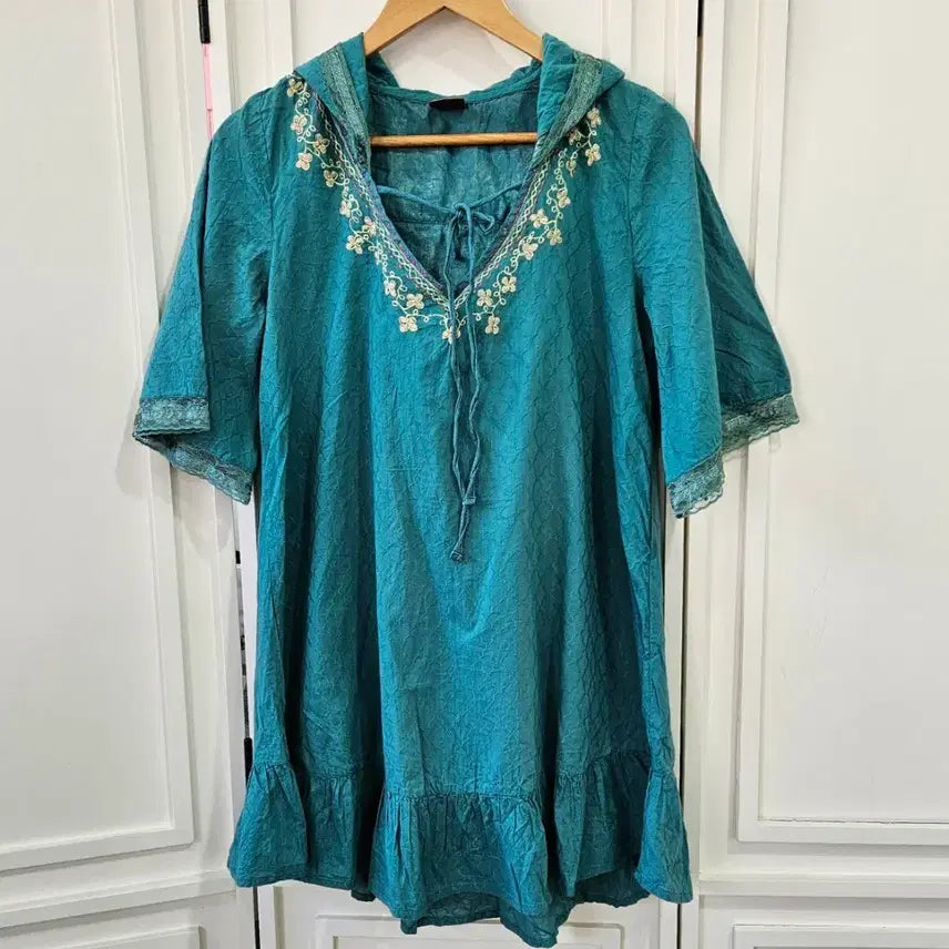 [BUNJANG] A.I.C Embroidered Hooded Tunic Dress / 자수 후드 튜닉 원피스