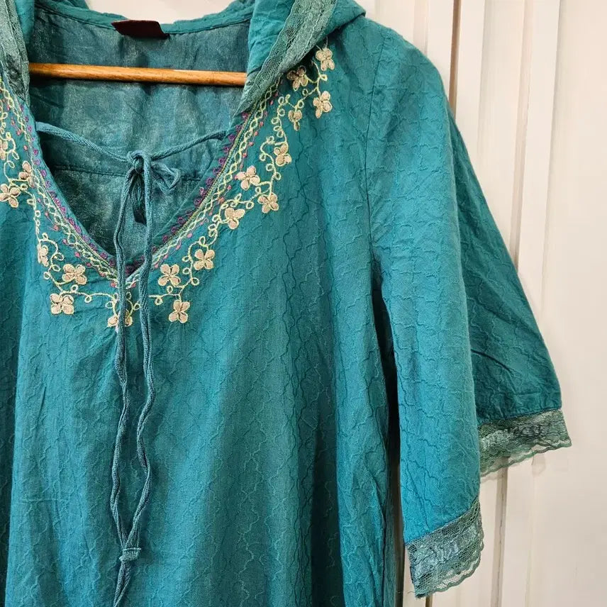 [BUNJANG] A.I.C Embroidered Hooded Tunic Dress / 자수 후드 튜닉 원피스