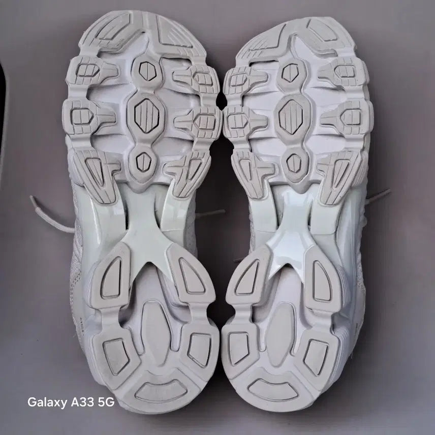 [BUNJANG] Vellop Beige Sneakers / 벨롭  베이지  255/260
