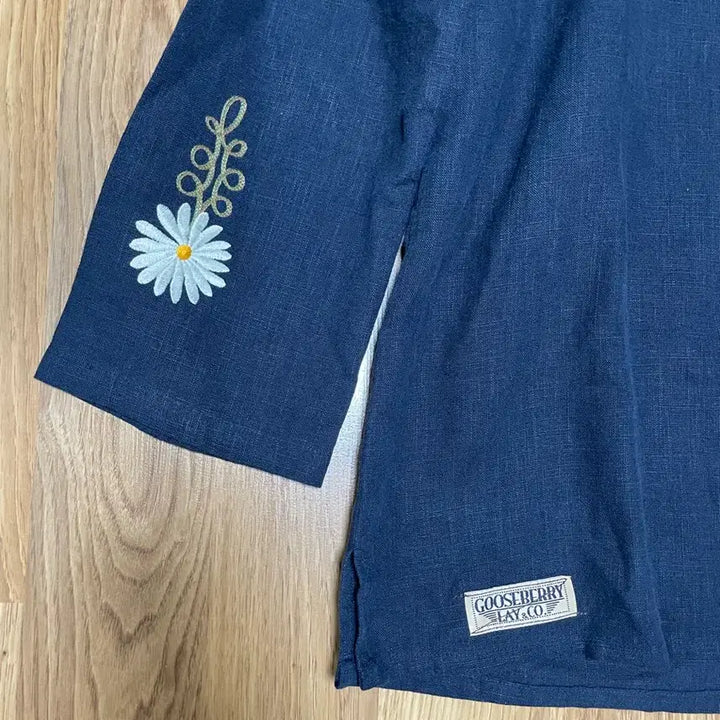 [BUNJANG] Gooseberry Ray Daisy Embroidered Navy Shirt / 구스베리레이 데이지 자수 남방 네이비 셔츠