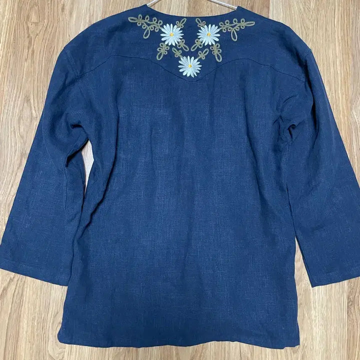 [BUNJANG] Gooseberry Ray Daisy Embroidered Navy Shirt / 구스베리레이 데이지 자수 남방 네이비 셔츠