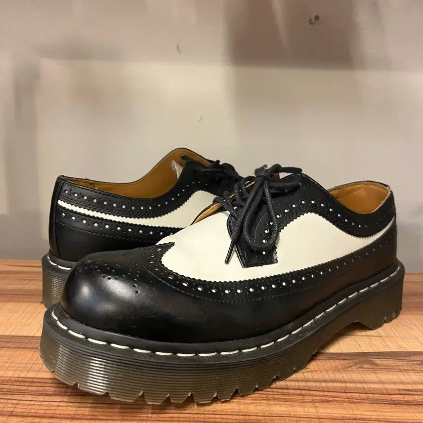 [SOLD OUT] 닥터마틴 블랙 앤 화이트 윙팁 슈즈 미키마우스