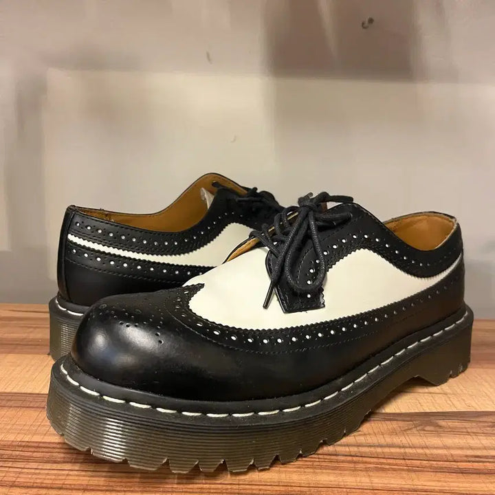 [SOLD OUT] 닥터마틴 블랙 앤 화이트 윙팁 슈즈 미키마우스
