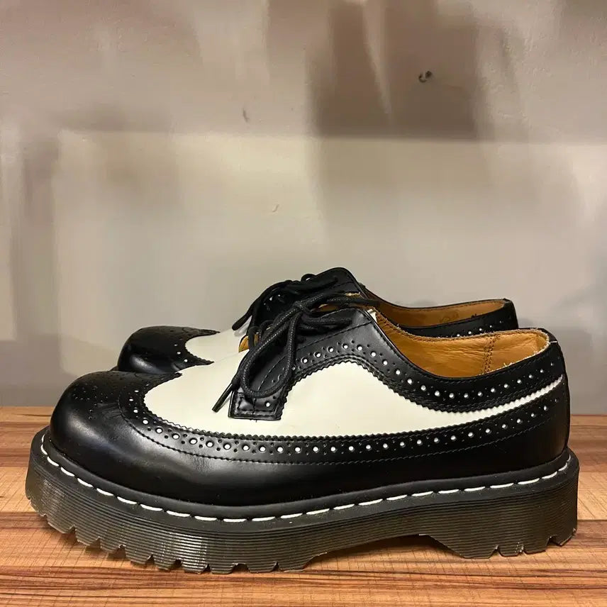 [SOLD OUT] 닥터마틴 블랙 앤 화이트 윙팁 슈즈 미키마우스