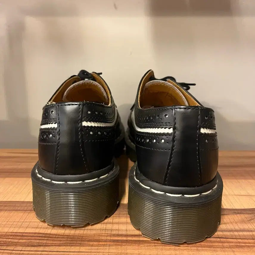[SOLD OUT] 닥터마틴 블랙 앤 화이트 윙팁 슈즈 미키마우스