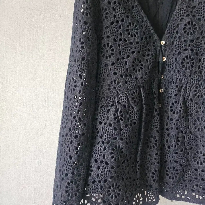 [BUNJANG] Bernice Lace Punching Blouse / 2023. 베르니스)레이스 펀칭 블라우스