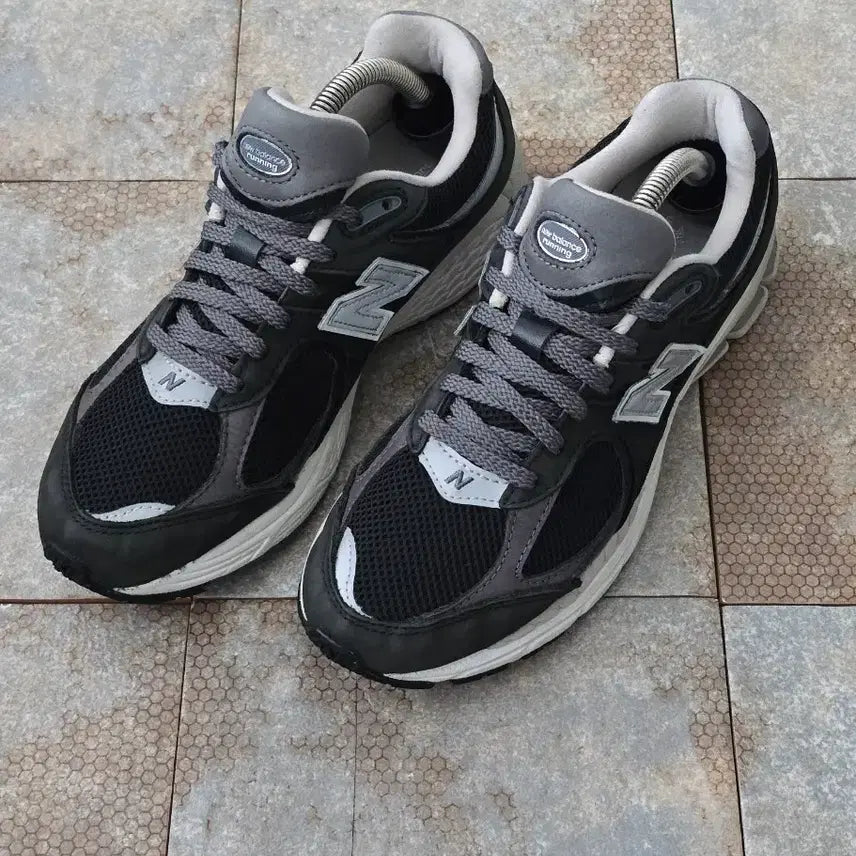 [SOLD OUT] (240)뉴발란스 2002r 프리미엄 빈티지 블랙 스니커즈