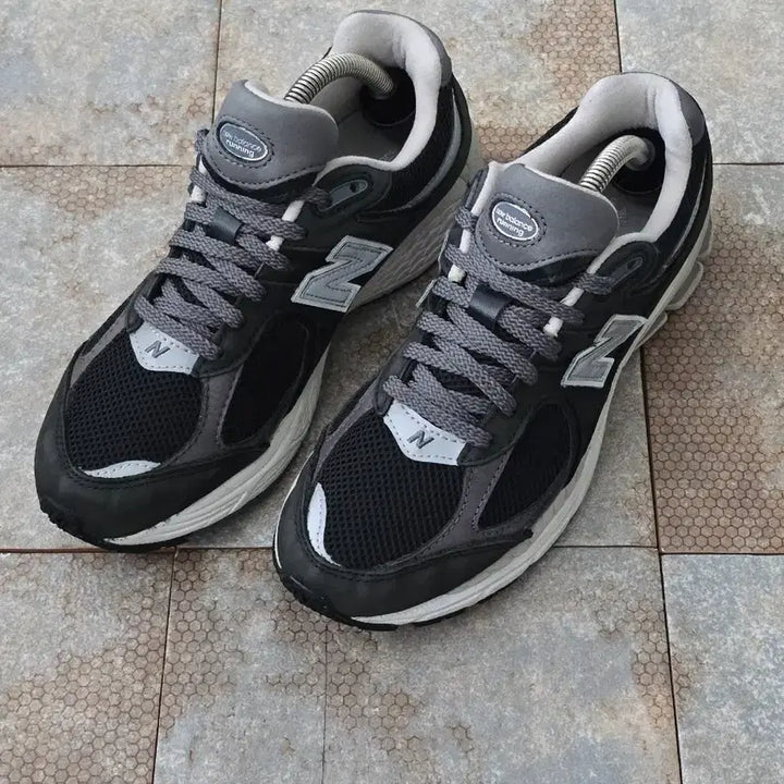[SOLD OUT] (240)뉴발란스 2002r 프리미엄 빈티지 블랙 스니커즈